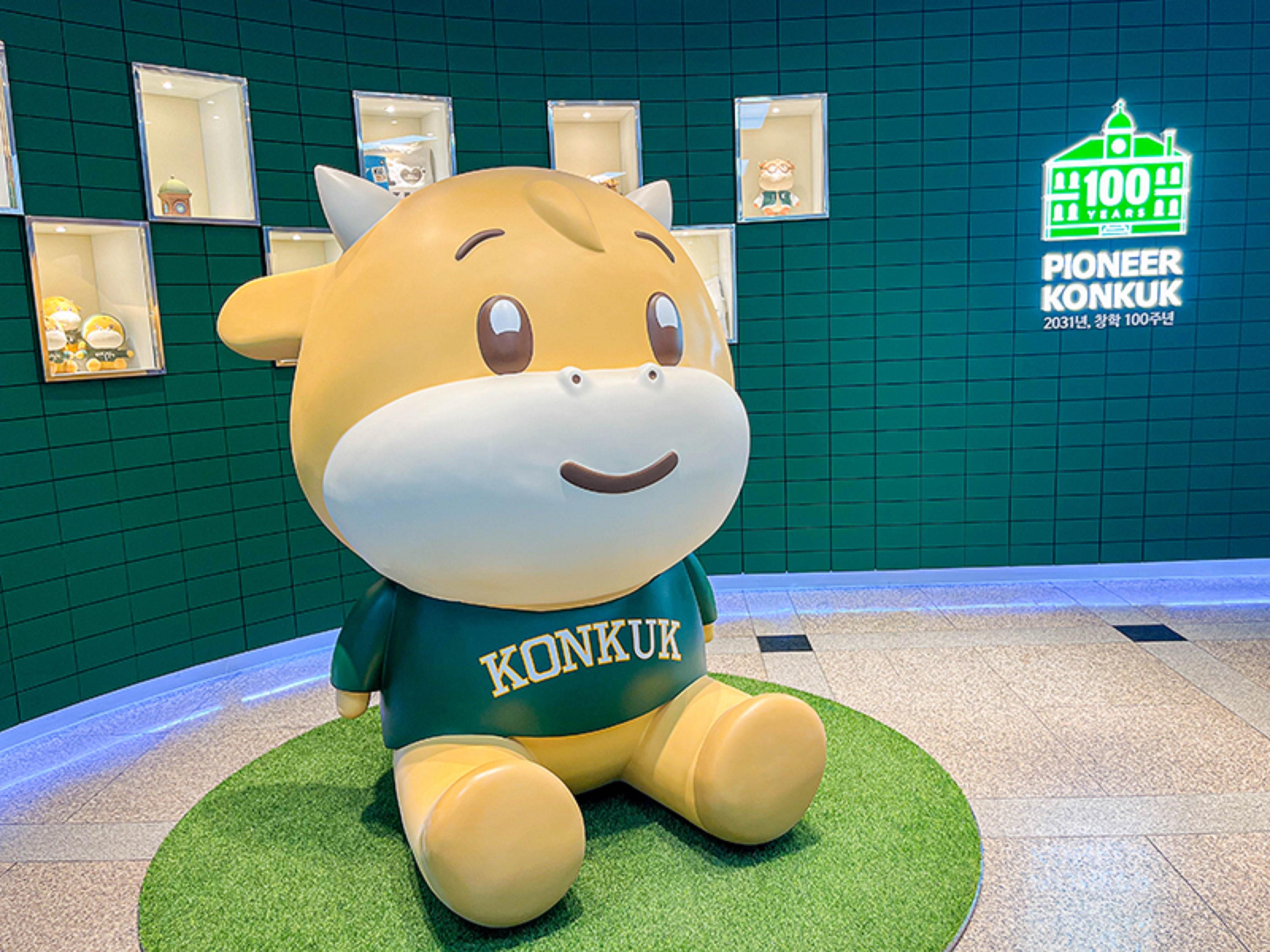 KU, the School's Mascot,  in the Students' Union Building 대표이미지